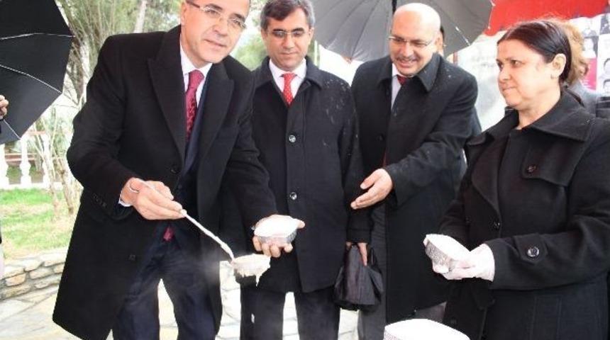 G&ouml;n&uuml;l El&ccedil;ileri Keşkek Dağıttı