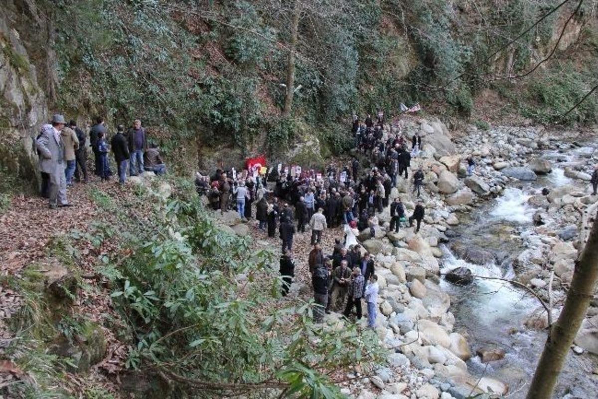Şifalı Su İ&ccedil;in Yolu Ulaşıma Kapattılar