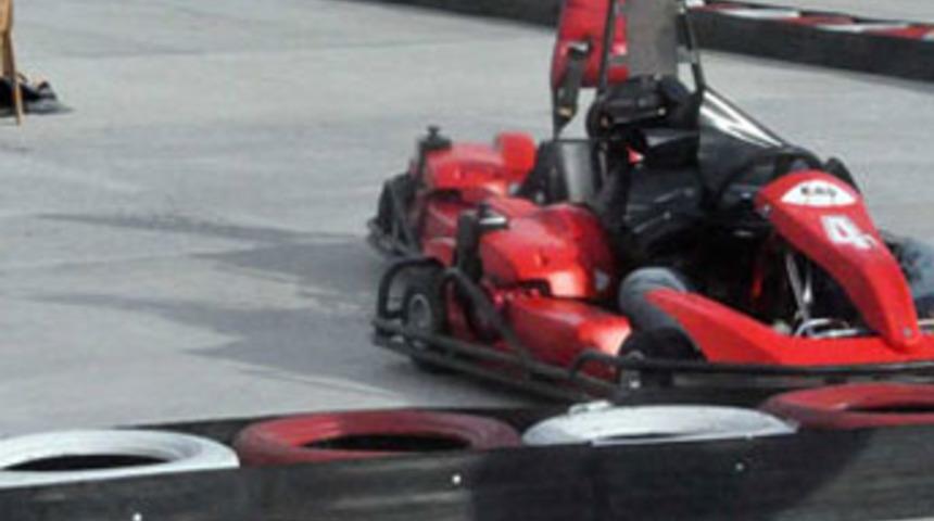 Go-kart pistinde kafası koptu