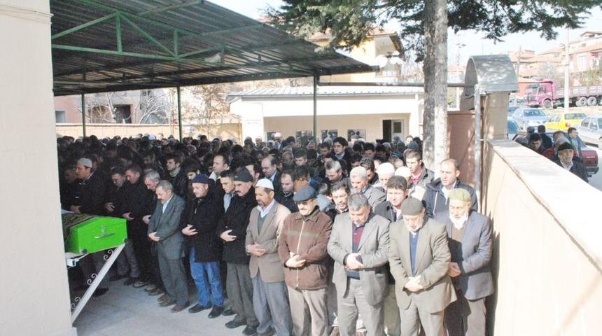 Torununun tabutuna sarıldı &ouml;ld&uuml;