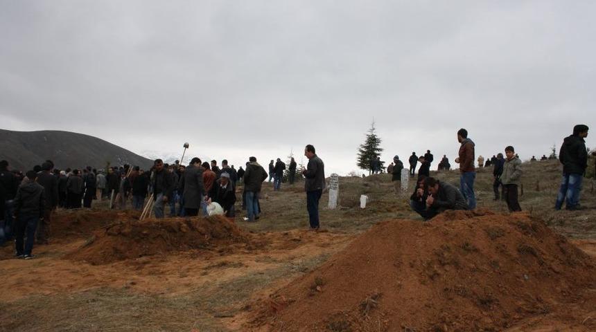 Akg&uuml;l Ailesi Yan Yana Defnedildi