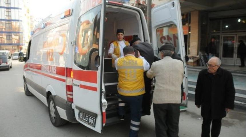 Namaz &Ccedil;ıkışı Rahatsızlanan Yaşlı Adama Caminin Yanındaki Sağlık Ocağı Bakmadı