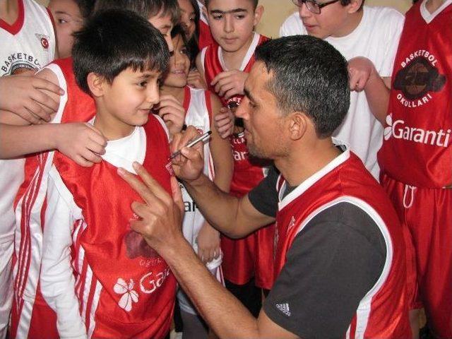 Basketbolcu Ahmet Kaplan&rsquo;dan 12 Dev Adam Basketbol Okuluna Ziyaret 2