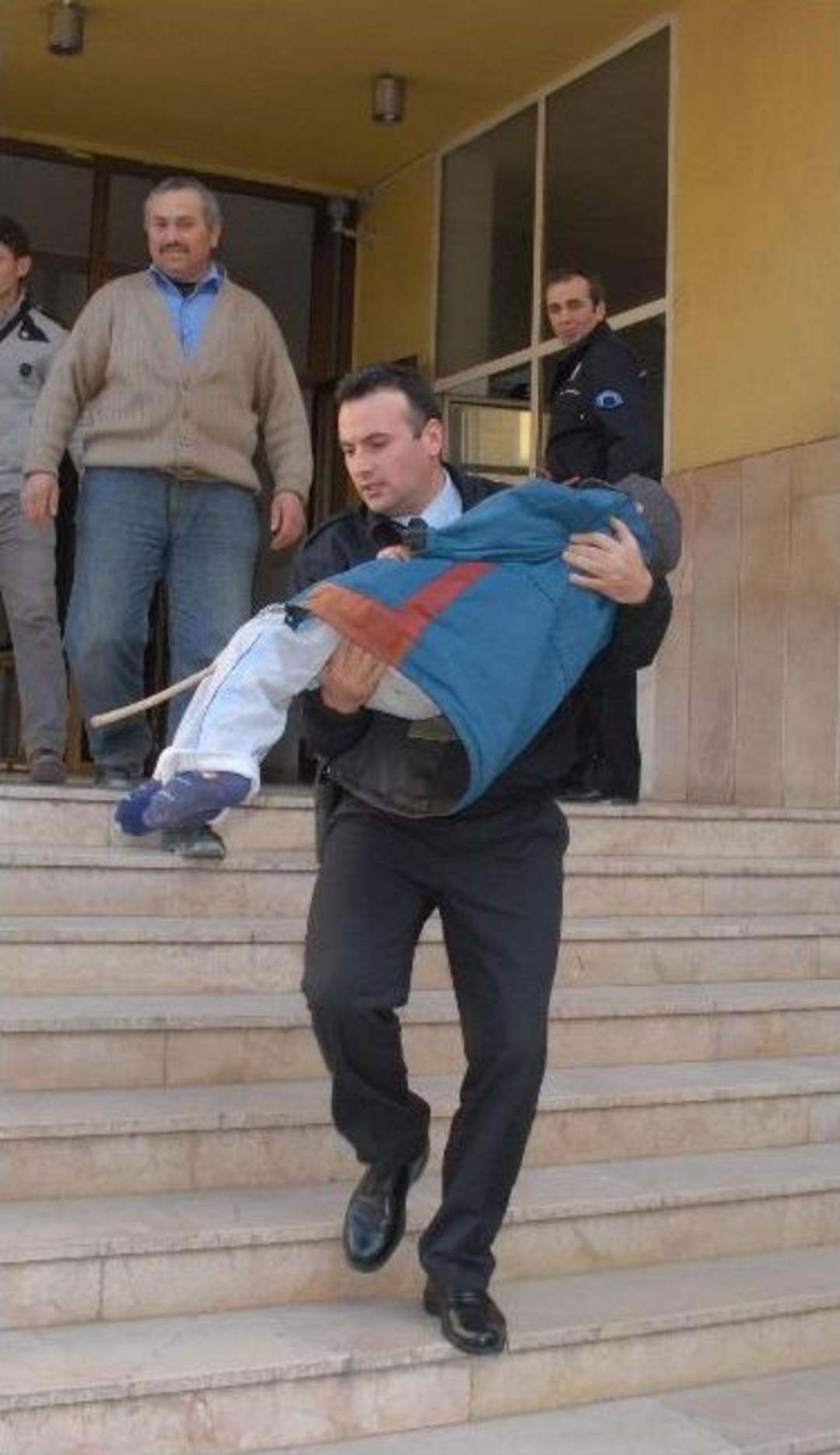 Polis, Y&uuml;r&uuml;yemeyen Şahidi Ku&ccedil;ağında Taşıdı