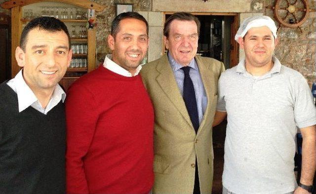 Eski Almanya Başbakanı Sch&ouml;rder Bodrum&rsquo;da 3