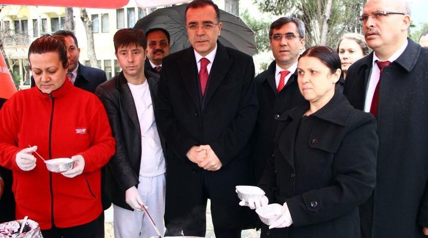 Muğla&rsquo;da G&ouml;n&uuml;l El&ccedil;ileri Keşkek Dağıttı
