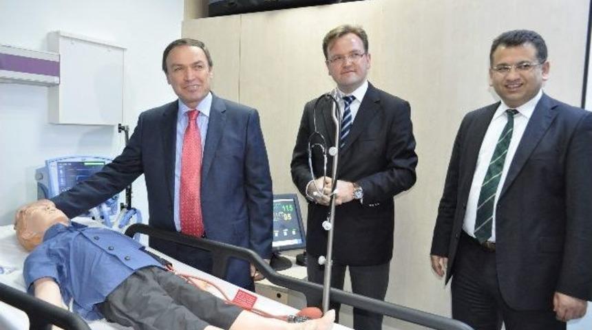 Tıp &Ouml;ğrencilerine Sim&uuml;lasyonlu Eğitim