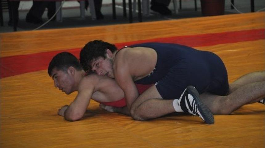 Gen&ccedil;ler Grekoromen G&uuml;reş Grup M&uuml;sabakaları Sona Erdi