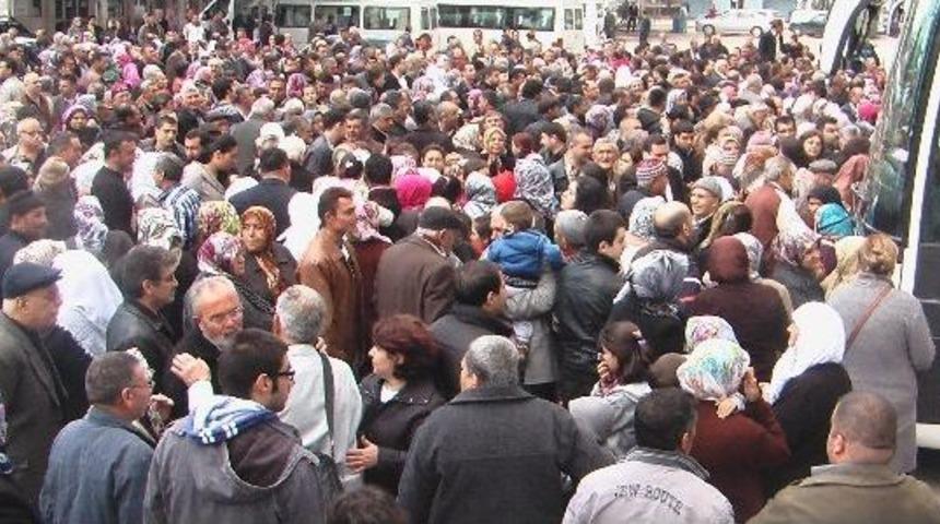 Alaşehir'den İlk Umre Kafilesi Yolcu Edildi