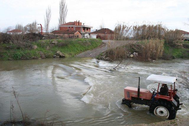 Bu Yola Asfalt En Son 13 Yıl Önce Atılmış