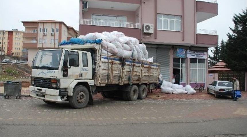 Kahta&rsquo;dan &Ccedil;adır Kente Bir Kamyon Yardım Malzemesi
