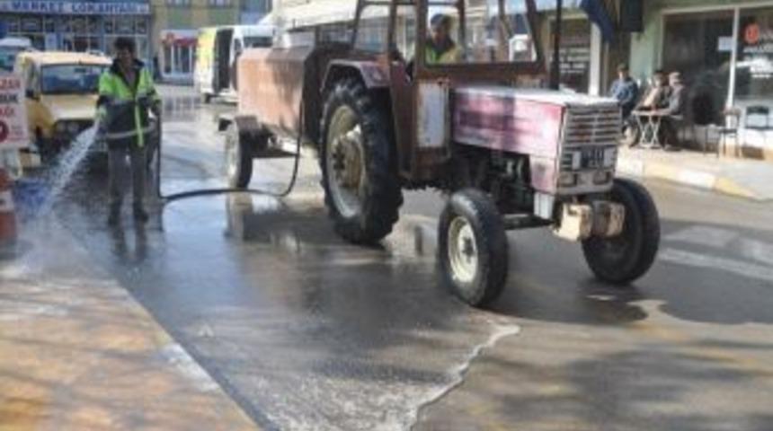 Eskipazar&rsquo;da Yollar Ve Kaldırımlar Yıkandı