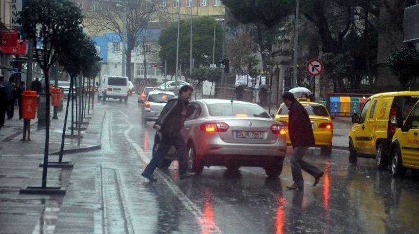 Balıkesir'de Sağanak Yağmur Etkili Oldu