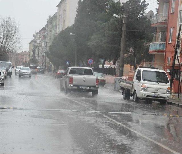 Balıkesir'de Sağanak Yağmur Etkili Oldu