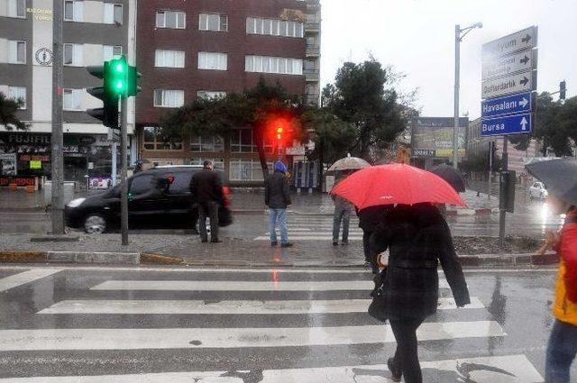 Balıkesir'de Sağanak Yağmur Etkili Oldu