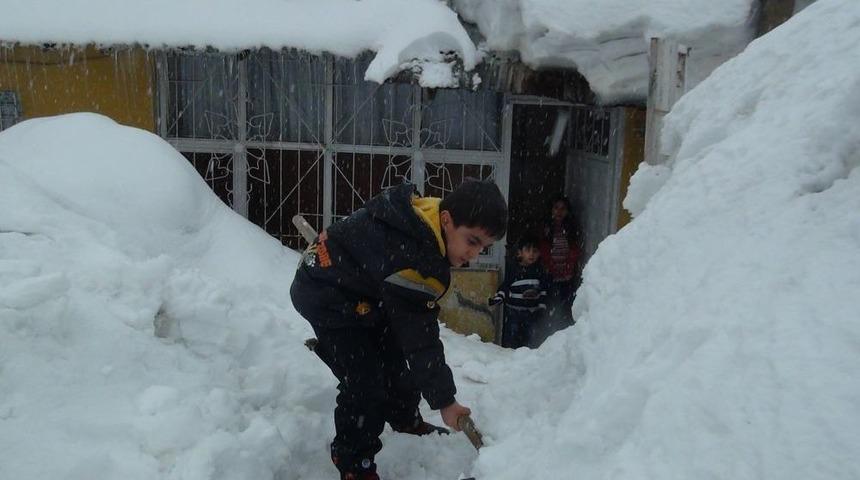 Bitlis&rsquo;te Kar Altındaki Evler Kardan Mağaraları Andırıyor