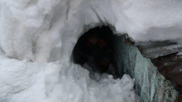 Bitlis’te Kar Altındaki Evler Kardan Mağaraları Andırıyor