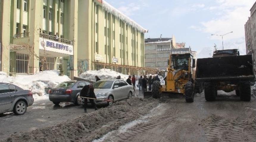 Hakkari Belediyesi&rsquo;nden Karla M&uuml;cadele &Ccedil;alışmaları