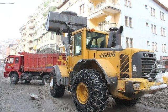 Hakkari Belediyesi’nden Karla Mücadele Çalışmaları