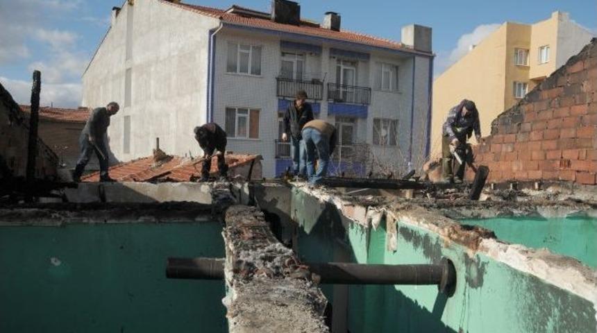 Evi Yanan Aileye Başkan Ata&ccedil;'tan Destek