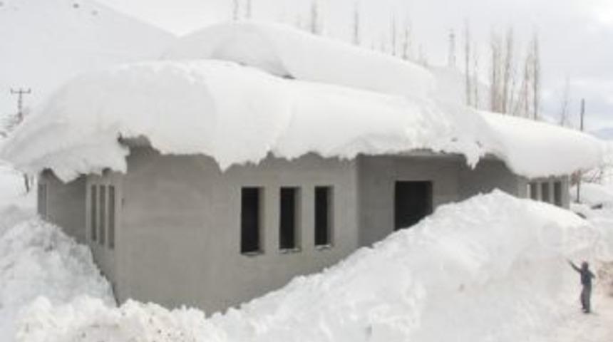 Hakkari&rsquo;de Kapanan K&ouml;y Yolları Yeniden Ulaşıma A&ccedil;ıldı