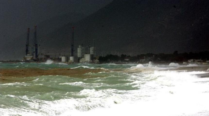 Antalya'da Fırtına