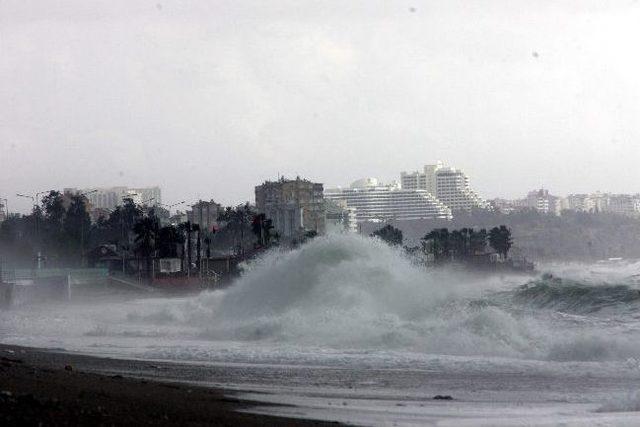 Antalya'da Fırtına