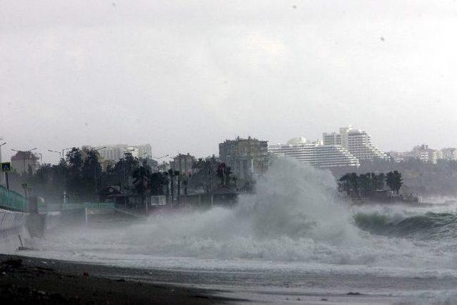 Antalya'da Fırtına