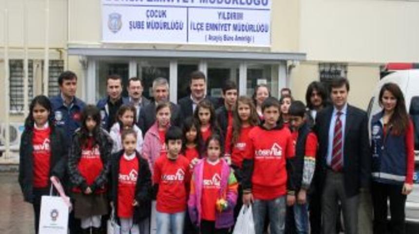 L&ouml;semili &Ccedil;ocuklar, Polisi Ziyaret Etti