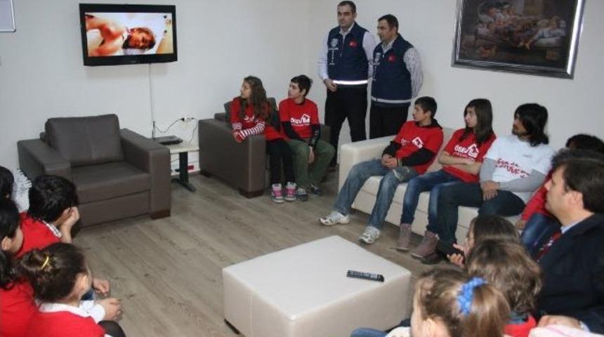 Polislerden L&ouml;semili &Ccedil;ocuklara Uzaktan Kumandalı Araba