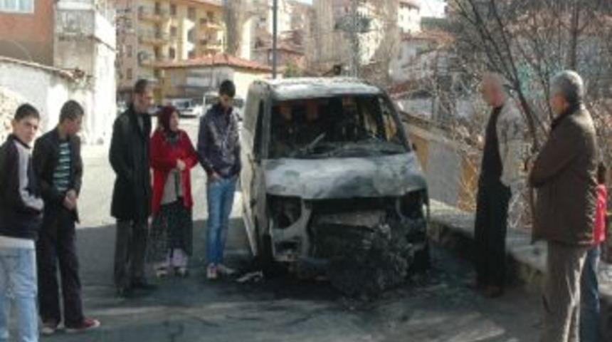 Başkentte Minib&uuml;s Yangını G&uuml;venlik Kamerasına Yansıdı