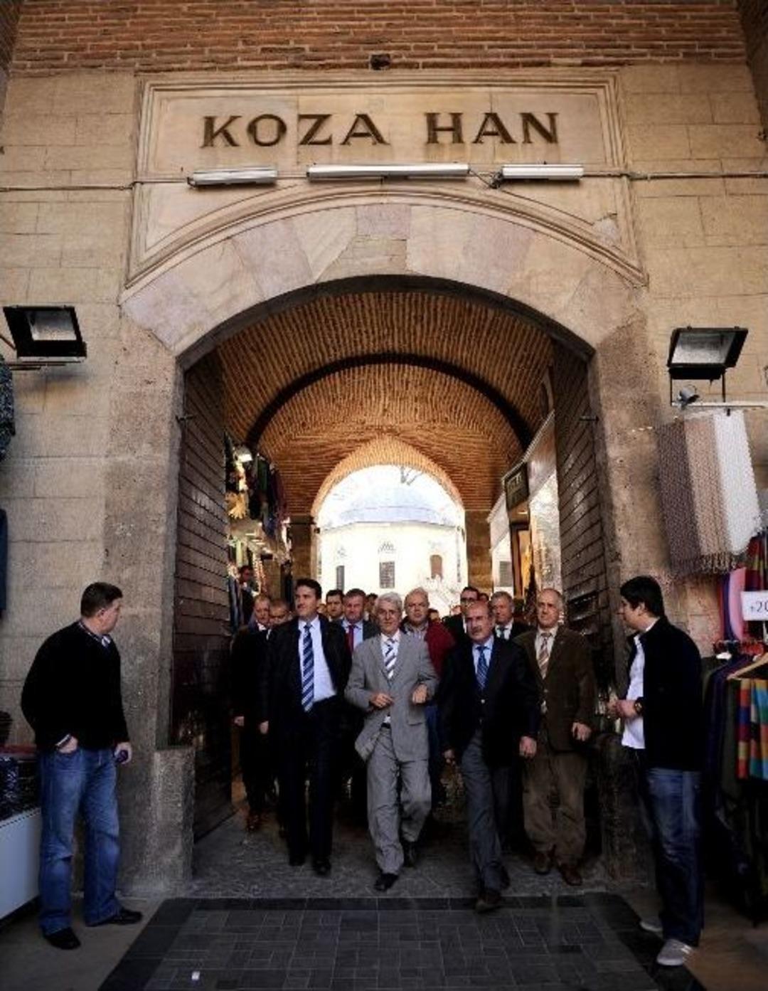 Başkan D&uuml;ndar Koza Han Esnafıyla Buluştu