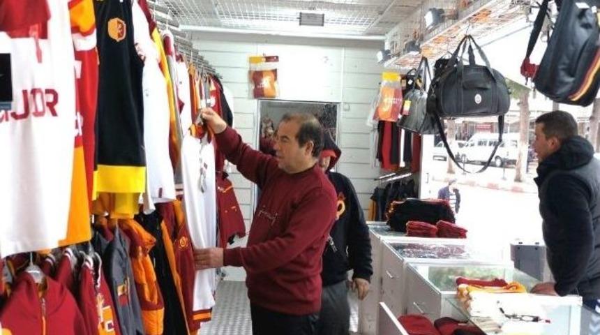 Galatasaray Store Tır&rsquo;ı Sarıg&ouml;l'de Taraftarla Buluştu