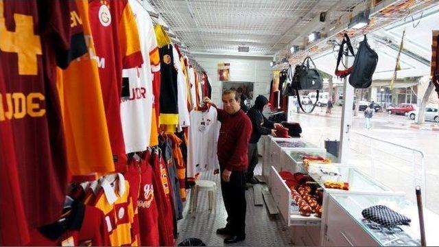 Galatasaray Store Tır&rsquo;ı Sarıg&ouml;l de Taraftarla Buluştu 2