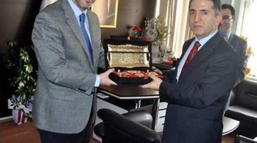 Hsyk &Uuml;yesi &Ccedil;i&ccedil;ekli, Kayseri Barosu'nu Ziyaret Etti