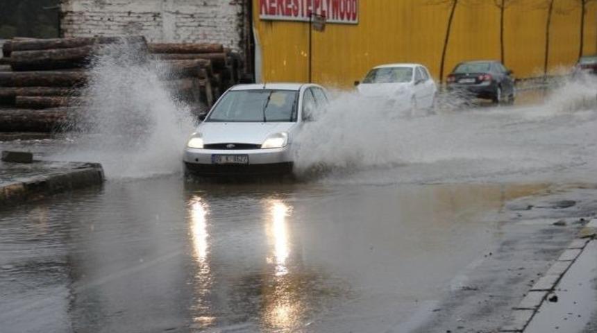 İzmir Yağmura Hazırlıksız Yakalandı