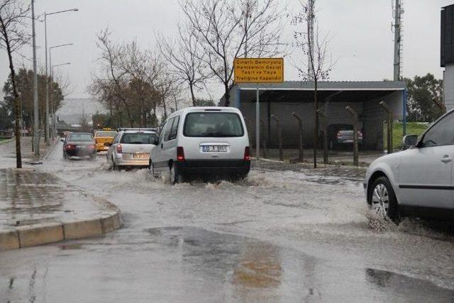 İzmir Yağmura Hazırlıksız Yakalandı 1