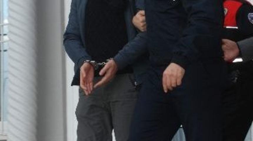 Onlar Ka&ccedil;ıyor, Polis Yakalıyor