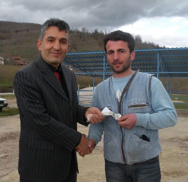 Hayvan Pazarına Getirilen Hayvanlar İ&ccedil;in Para Almak Yerine Para Veriyorlar 1