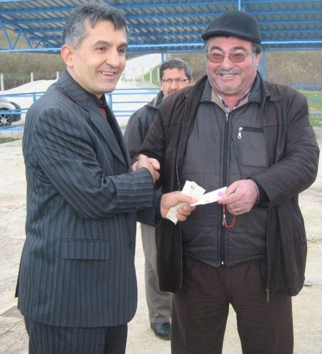 Hayvan Pazarına Getirilen Hayvanlar İ&ccedil;in Para Almak Yerine Para Veriyorlar 2