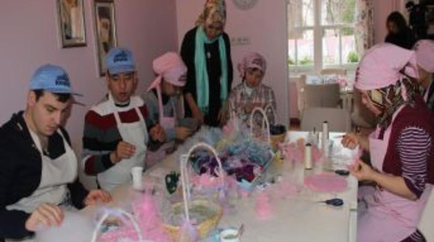 Down Sendromlu Gen&ccedil;ler, Nikah Şekeri Yaparak Terapi G&ouml;r&uuml;yor