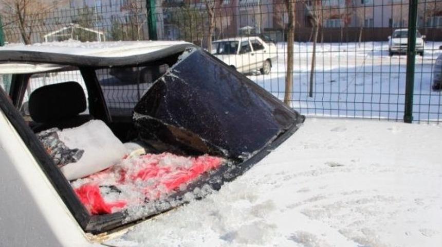 &Ccedil;atıdan D&uuml;şen Buz K&uuml;tlesi Otomobilin Camını Patlattı