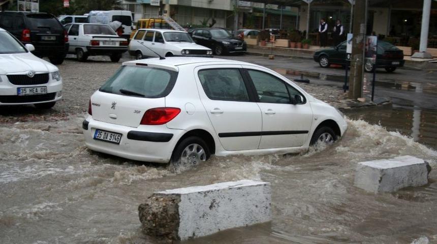 Sağanak Yağmur İzmir'i Venedik'e &Ccedil;evirdi