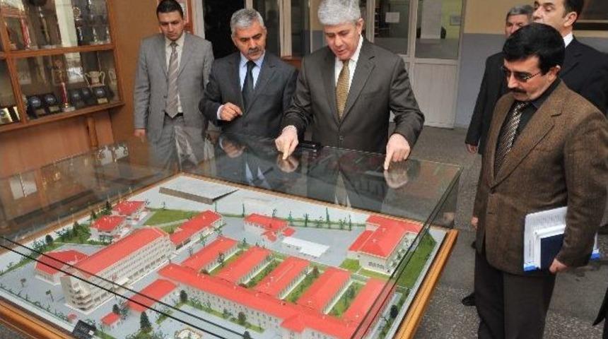Vali Erden End&uuml;stri Meslek Lisesini Gezdi