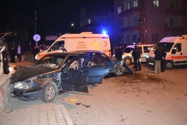 Kayseri’de 2 Otomobil Kafa Kafaya Çarpıştı: 5 Yaralı