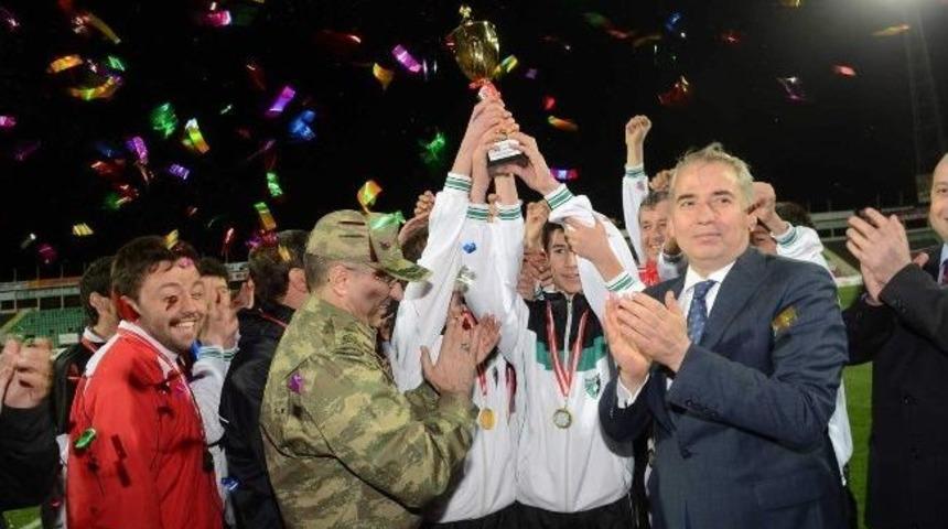 Denizlispor U-14 Takımı Şampiyonluk Kupasını Kaldırdı