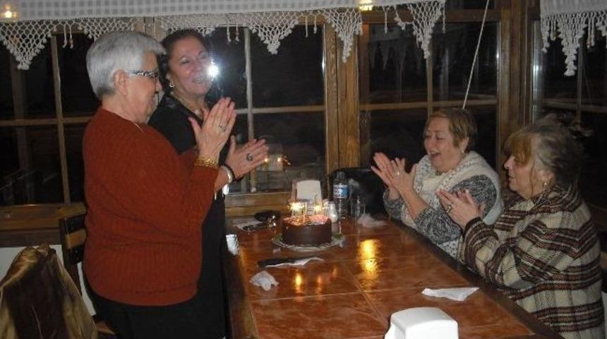 Yaşlılardan Huzurevi M&uuml;d&uuml;r&uuml;ne S&uuml;rpriz Doğum G&uuml;n&uuml; Kutlaması