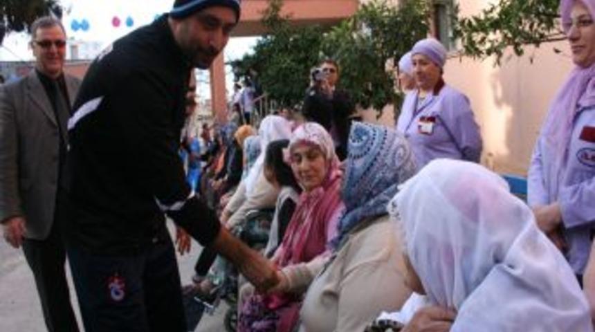 Trabzonsporlu Futbolculardan Huzurevi Sakinlerine Ziyaret