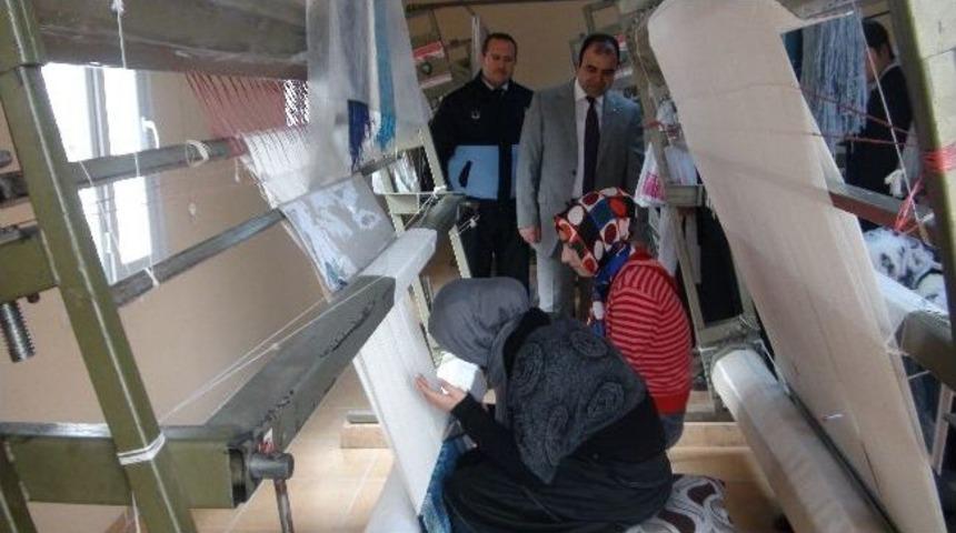 Karak&ouml;pr&uuml; Belediyesi'nden Bayanlara Halı Dokuma Merkezi