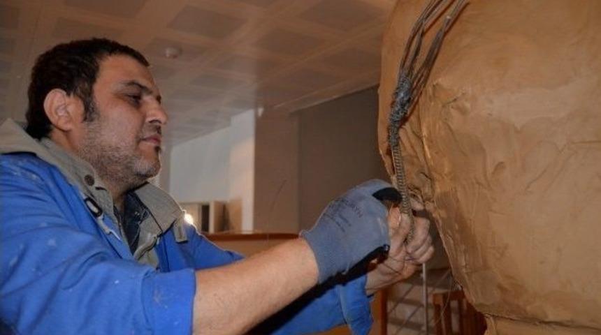 &Ccedil;om&uuml;'ye Safiye H&uuml;seyin Elbi Heykeli Yapılıyor